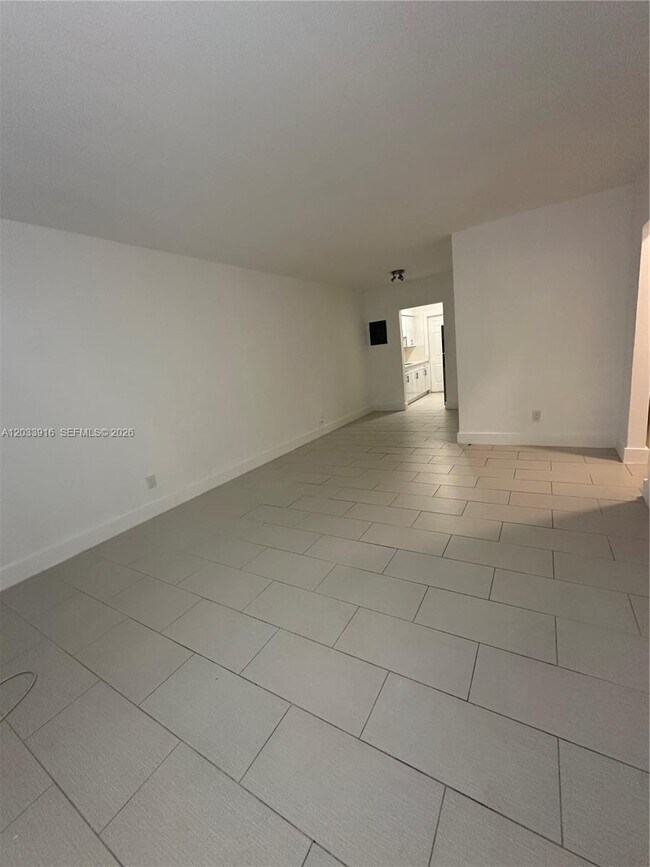 Foto del edificio - 8205 Crespi Blvd