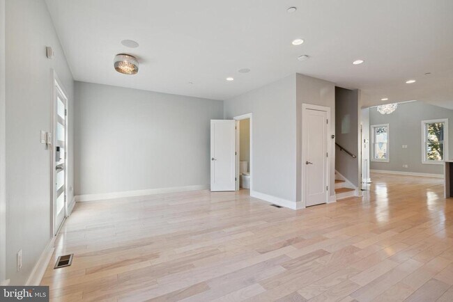 Building Photo - 607 Poplar St