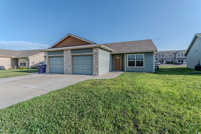 Building Photo - Duplex in Prairie Lakes