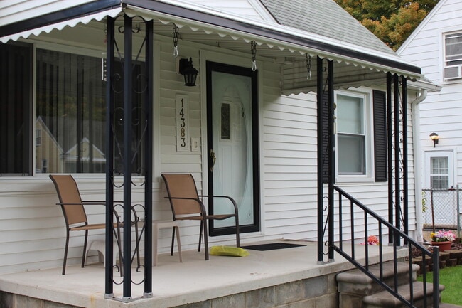 Building Photo - 14383 Mercedes