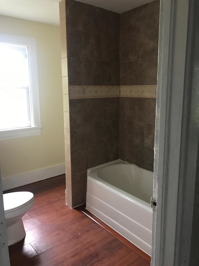 Building Photo - 529 Studebaker St