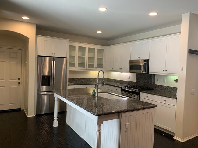 Building Photo - 28846 S Lake Dr