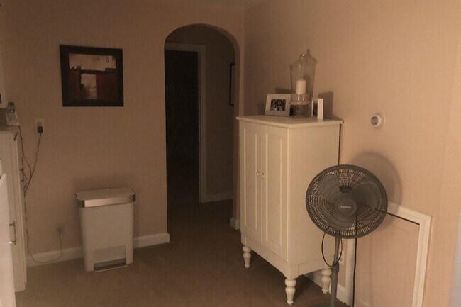Hallway - Furnished - 14 Rockglen Rd