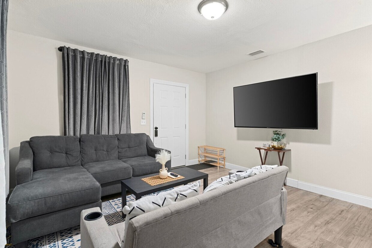 Foto principal - 3520 E Genesee St