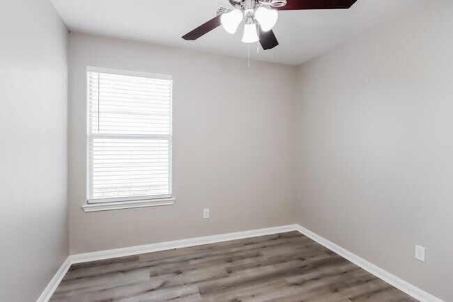 Foto del edificio - 28926 Trinity River Dr