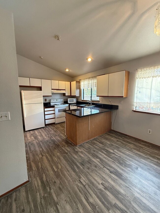 Building Photo - 2024 SE 8th Dr