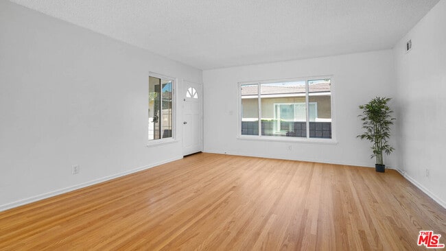 Building Photo - 5320 W 57th St