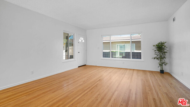 Foto del edificio - 5320 W 57th St