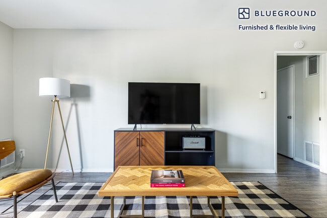 Building Photo - 311 S Doheny Dr