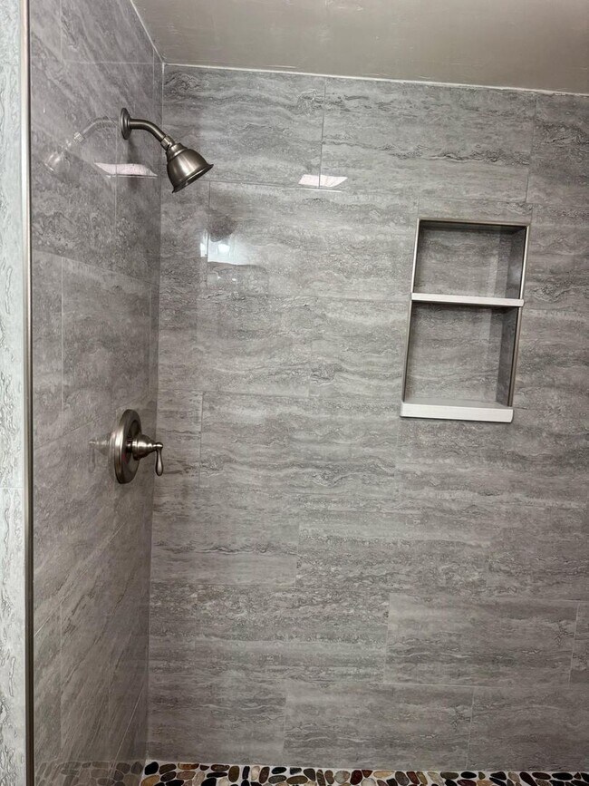 Foto del edificio - NE 4 bedroom home by Bakersfield College