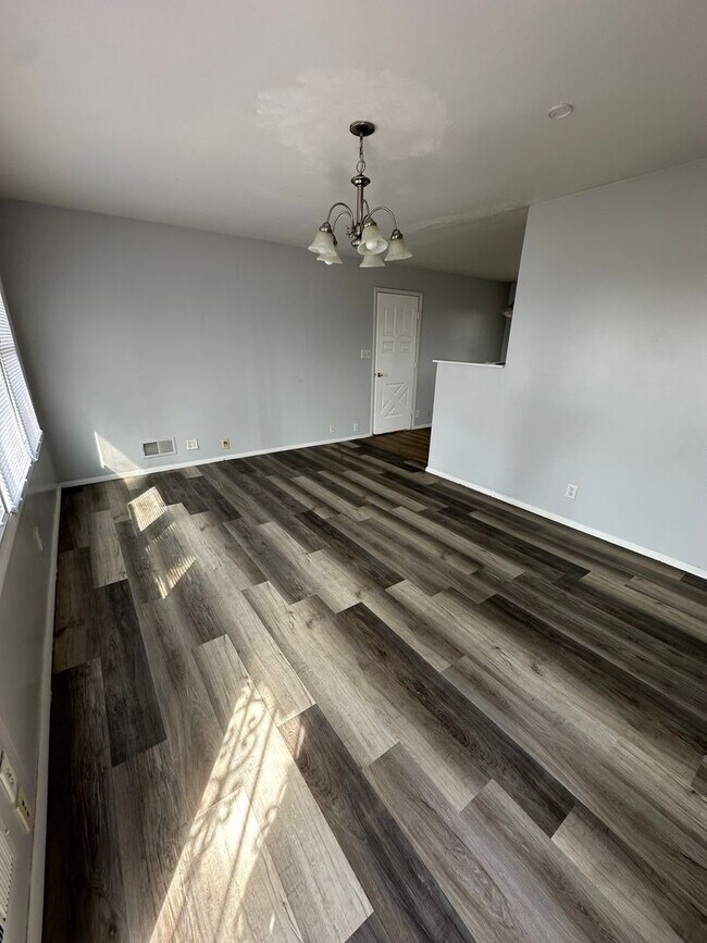 Foto del edificio - 4 bedrooms 1 bathroom