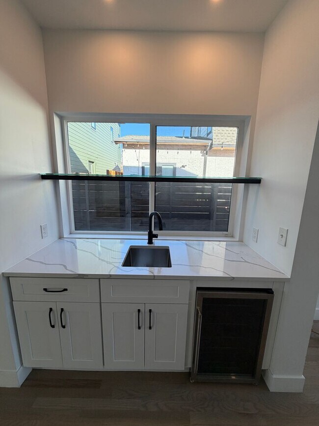 Foto del edificio - Gorgeous Sunnyside 4 bedroom home with rooftop patio