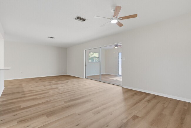 Foto del edificio - 5601 Forest Hills Dr