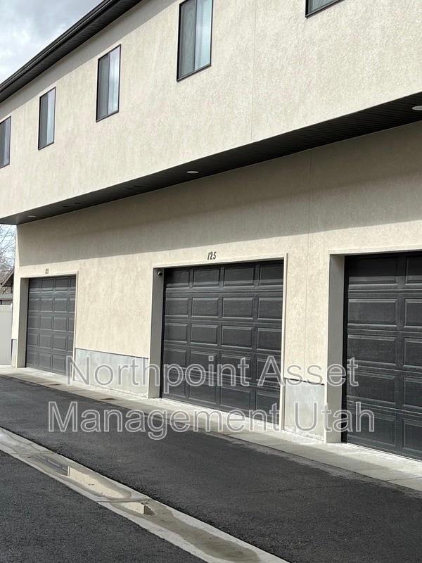 Building Photo - 125 7085 S