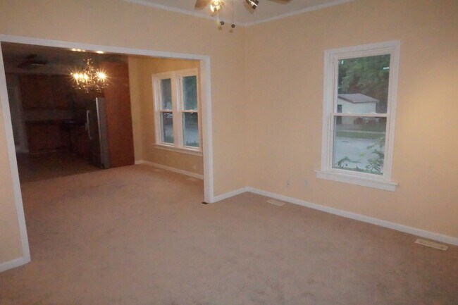 Building Photo - BEAUTIFUL HOUSE-  5 bedroom, 2  bath 2 sto...