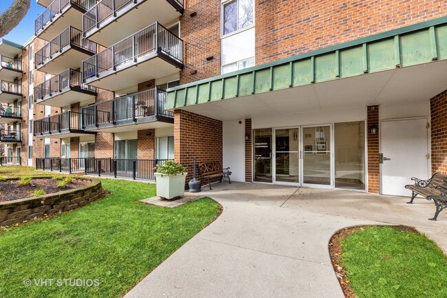Building Photo - 5S040 Pebblewood Ln
