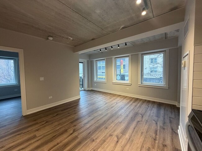 Building Photo - 952 W Carmen Ave