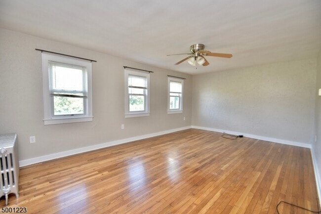 Foto del edificio - 334 Oak Ridge Rd