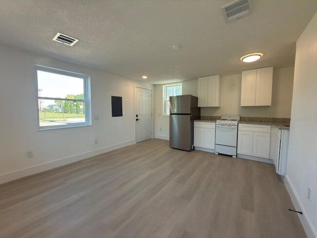 Photo - 401 E Columbus Dr Apartment