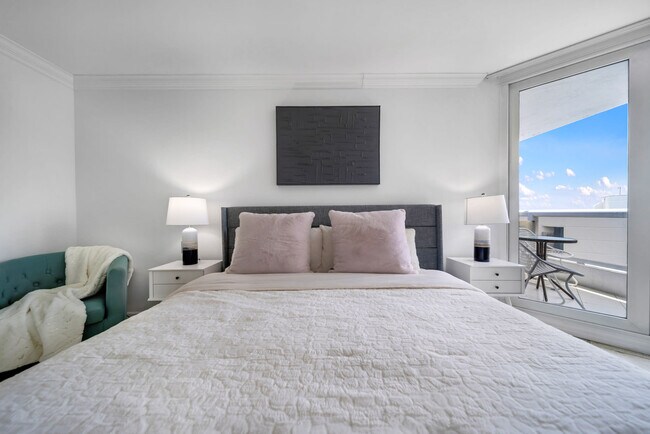 Foto del edificio - 1717 N Bayshore Dr