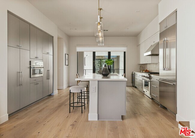 Foto del edificio - 3218 S Barrington Ave