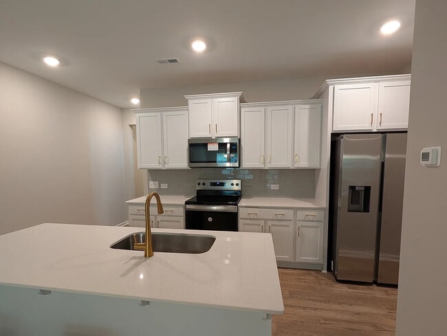 Building Photo - Room in Townhome on Reeves St