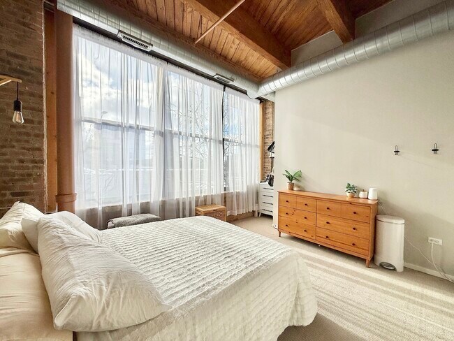 Foto del edificio - 1040 W Adams St