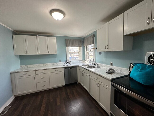 Building Photo - Lots of Charm And Unique Features