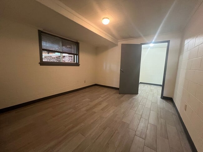 Building Photo - 2 bed 1 bath BASEMENT LEVEL home!