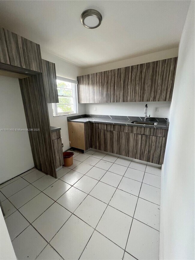 Foto del edificio - 590 NW 65th St