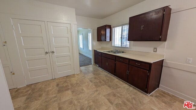 Building Photo - 1153 W 39th St