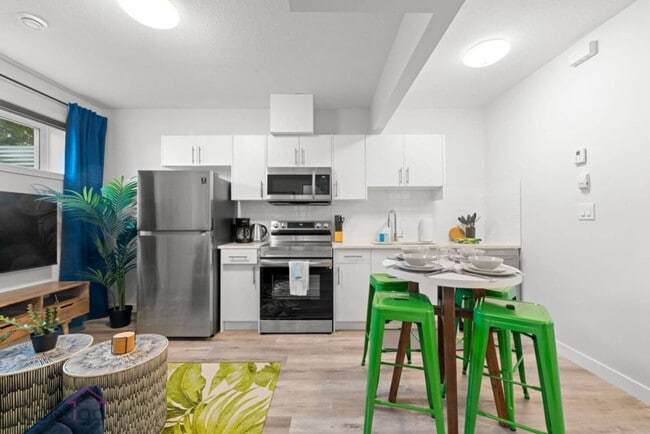 Photo du bâtiment - 15803-15897 97 Ave NW