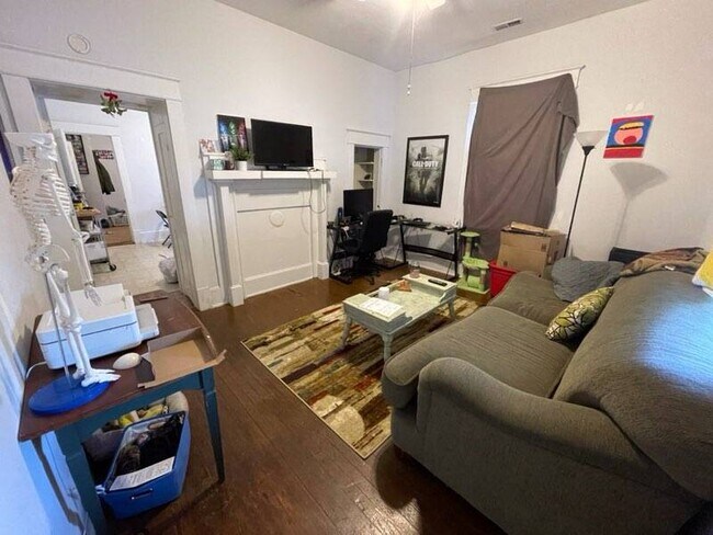 Él - 207 S Summit St