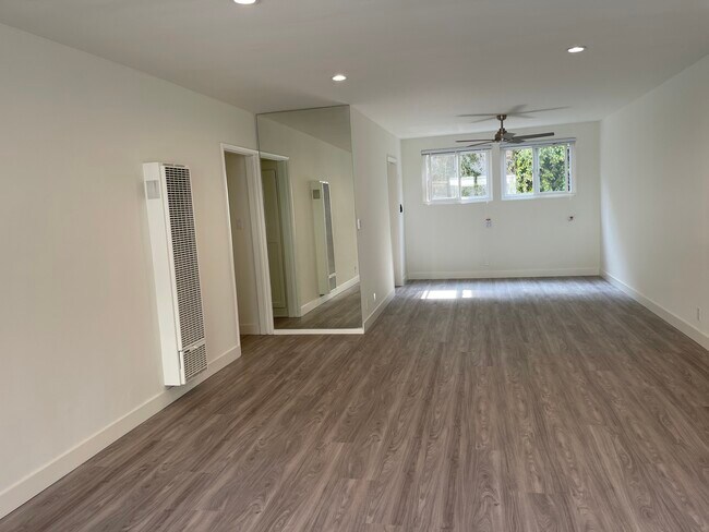 Extra large living and dining area - 605 S Barrington Ave