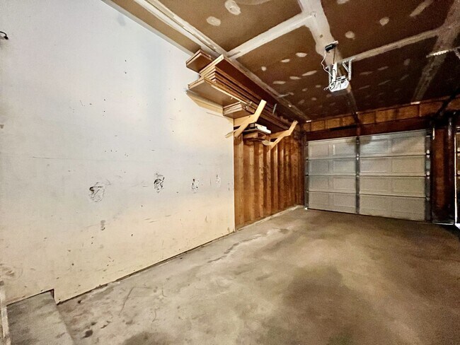 Foto del edificio - Four Bedroom Duplex in Kentwood