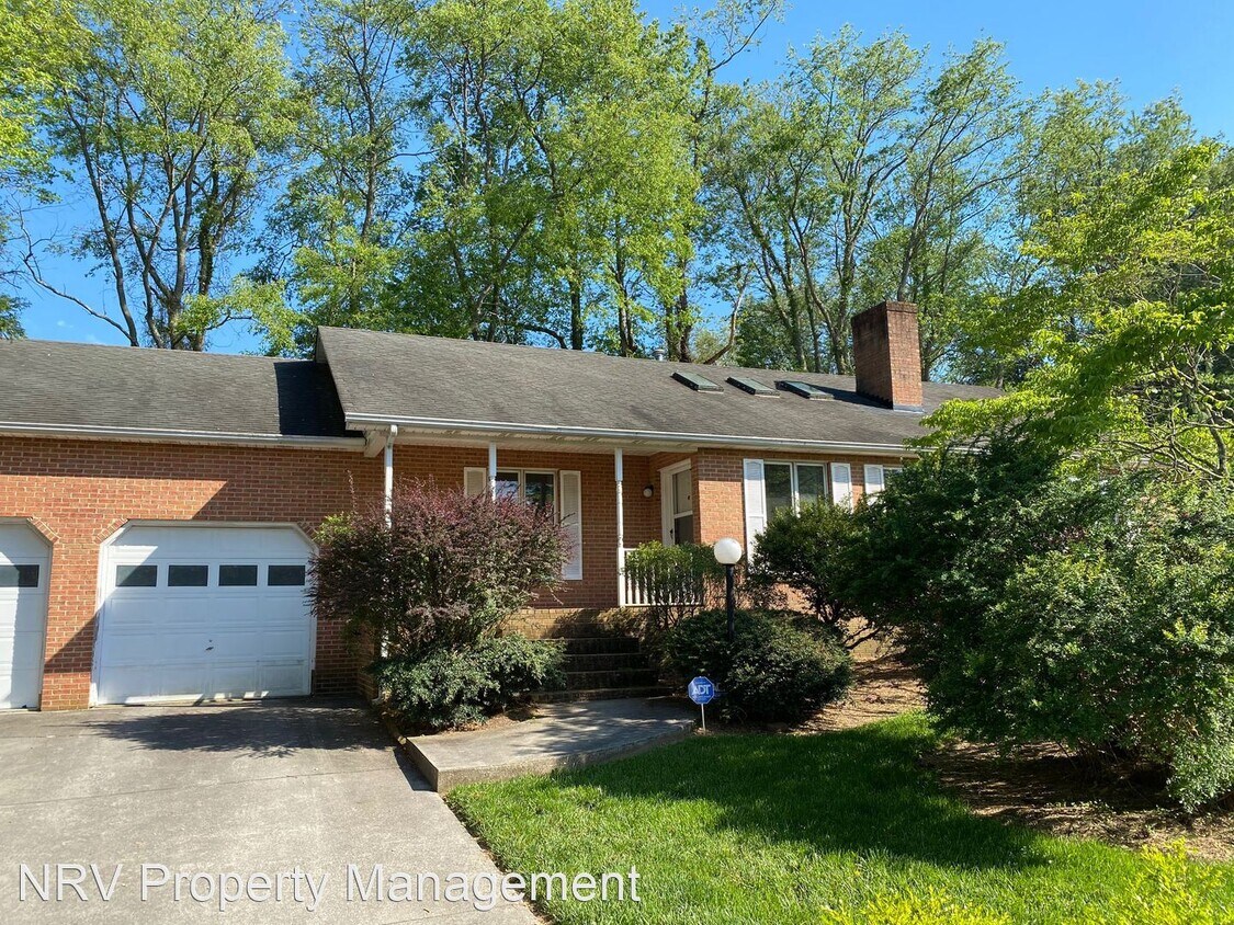 3 br, 2.5 bath House 1102 Chickadee Circle House Rental in