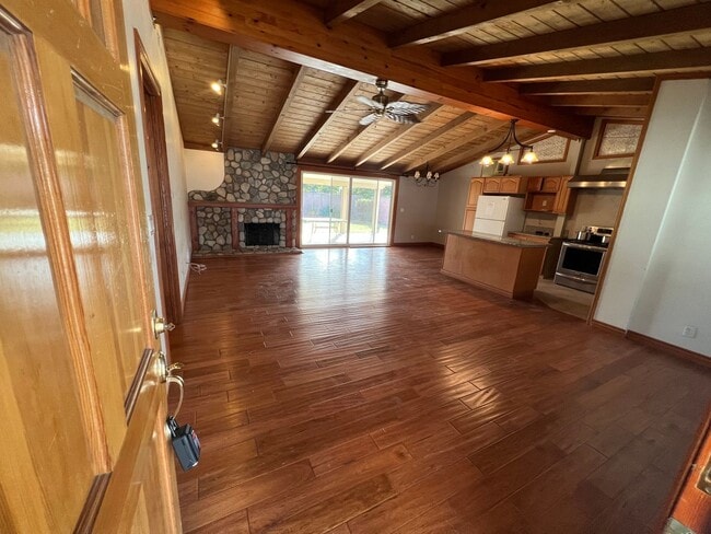 Building Photo - 3 Bed 2 Bath Home!