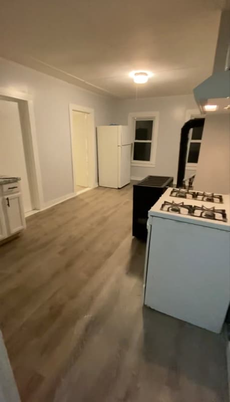 Building Photo - 47 Lens St