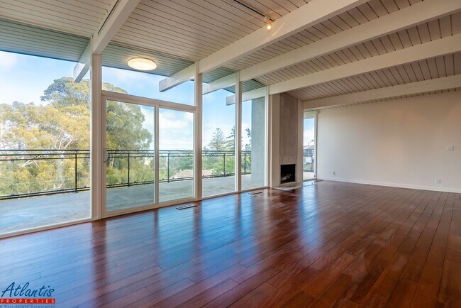 Building Photo - Stunning & Spacious Home | Panoramic Views