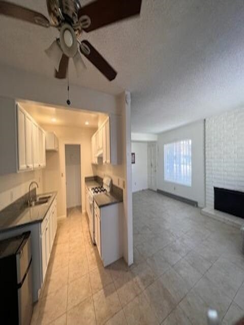 Overview of kitchen and living room area - 120 S Sunkist St