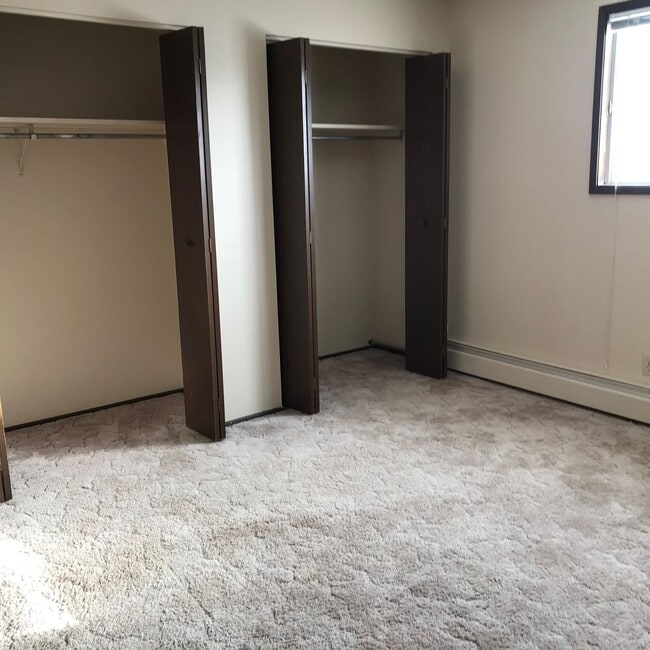 Building Photo - 3 Bed 1 Bath Unit in Red Deer, AB