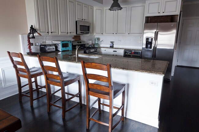Building Photo - 2213 Maple Hill