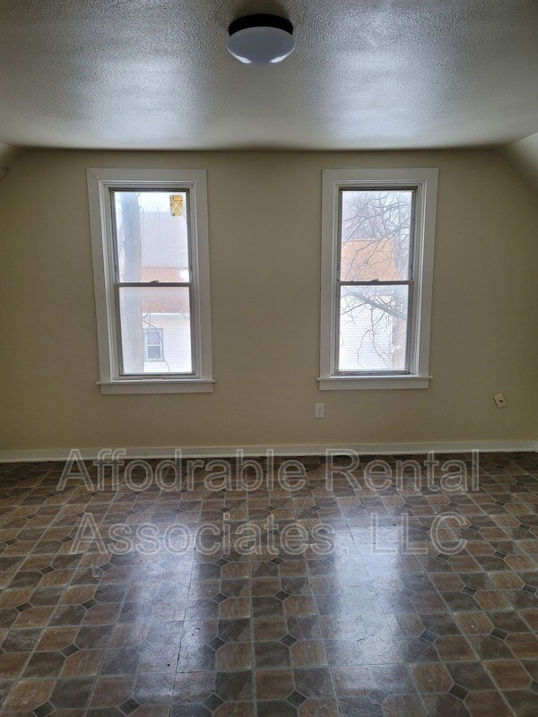 Building Photo - 1310 W Scott St