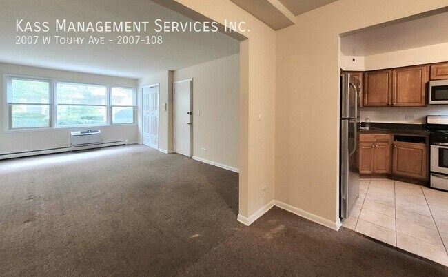 Building Photo - Huge 2 Bedroom 2 bath in Rodgers Park - St...
