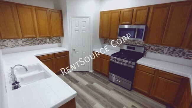 Building Photo - Beautiful 4 Bedroom 3 Bathroom Townhome fo...