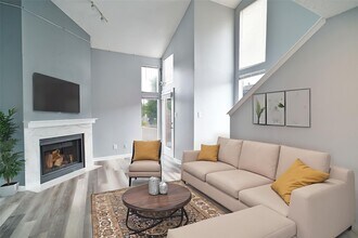 Building Photo - 10855 Meadowglen Ln