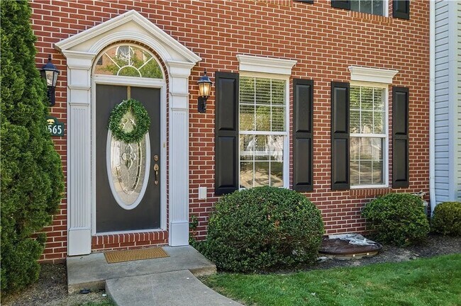 Foto del edificio - Beautiful Home with LVP Flooring Throughout | Finished Basement | Available Now