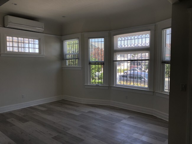 Living Room - 816 21st E St