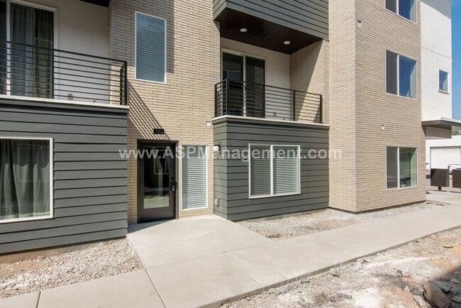 Building Photo - Salt Lake- High-End  3 bed, 3.5 bath Condo