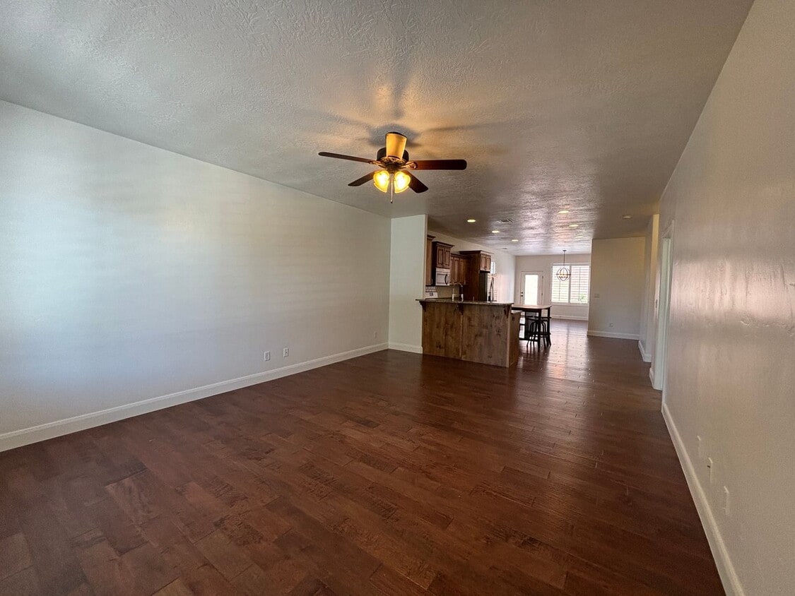Primary Photo - SPACIOUS 3 BEDROOM HOME FOR RENT IN HURRIC...